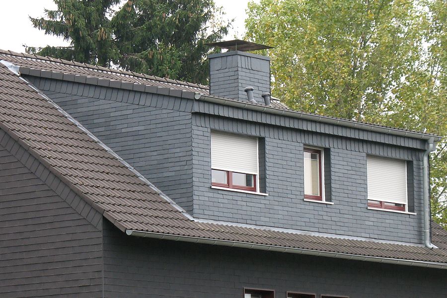 Gr&ouml;&szlig;ere Gaube mit Dachpfannen